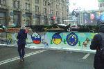Евромайдан 7.12.2013 - украшение баррикады Интернет-мемами - шары флаги