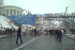 Евромайдан 7.12.2013 - слева - тоже захваченный под общагу Октябрьский дворец 