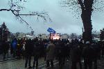 Евромайдан 7-8.12.2013 - какой-то чел вещает Януковичефилам о том, что кучка хочет захватить власть... Кучка так в полмиллиона или больше человек...