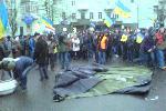 Евромайдан 7-8.12.2013 - разворачивание палатки посреди дороги