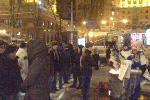 Евромайдан - вечер 9 декабря - пикет Внутренних Войск - общение с народом, их зовут греться к бочкам, отказываются