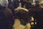 Евромайдан - вечер 9 декабря - туша гранитного вождя, предмет для добычи сувениров