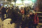 Евромайдан - вечер 9 декабря - самая няшная фотка. Три девчушки фоткаются, и старичок "я так хотел на нём постоять"