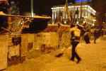 Евромайдан - вечер 9 декабря - волонтёры убирают снег