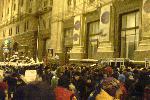 Евромайдан - вечер 9 декабря - узкий проход, толпа на выходе и входе (кстати, могут не пустить, если перегаром пахнет - было дело вчера)