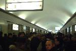 Евромайдан - вечер 9 декабря - возмущенные пассажиры негодуют, почему их не выпускают наверх из метро