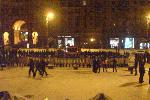Евромайдан - ночь нападения - 11 декабря - Возле мэрии коммунальщики в окружении убирают что-то