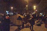 Евромайдан - ночь нападения - 11 декабря - Внутри кипиш, объявляют, что баррикаду надо защищать, выдают всем каски, кто заходит в Майдан
