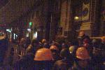 Евромайдан - ночь нападения - 11 декабря - Вход в Майдан - пробка, потому что готовятся закрыть заслонки на случай штурма