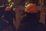 Евромайдан - ночь нападения - 11 декабря - Мой коллега по Майдану, держит поддон как щит
