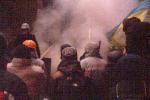 Евромайдан - ночь нападения - 11 декабря - Возле Дома Профсоюзов жгут какую-то дымовуху в бочке