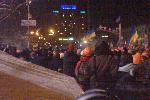 Евромайдан - ночь нападения - 11 декабря - Спереди и сзади - ментовские кордоны, им бы хотелось, чтобы тут никто не стоял на дороге