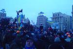 Евромайдан - ночь нападения - 11 декабря - Просто фотка. Нет, сзади ничего не происходит, просто попавший в кадр человек смотрит пристально