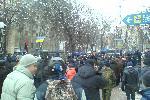Евромайдан - ночь нападения - 11 декабря - Улица Прорезная - народ прогоняет ментов, подталкивает автобусы