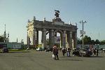 Вход в ВДНХ. Банальная фотка, но для коллекции сойдёт