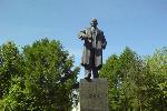 Ленин пытается убежать с постамента