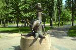 Там же в парке - памятник мёртвым девочкам