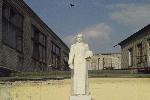 Бор. Унылая статУя с гипертрофированной растопыренной рукой... И голубь уж парит над ней... Метрах в 200 от предыдущей надписи, кстати