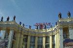 К вокзалу надо пробираться зигзагами - на крыше снайперы