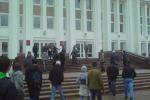 Фотосессия с распеванием песен у городской администрации