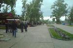 Вид на тусовку издалека. Менты как-то недоумённо на всё это смотрели и ходили своей, пропутинской прогулкой