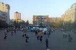1 июня. В Харькове на привокзальной площади было оживлённо. И все фоткаются рядом с этим долбаным мячом
